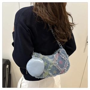Sac bandoulière en jean à motif étoiles, bords effilochés et chaîne argentée