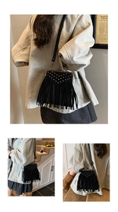 Detalle de bolso vintage de cuero negro con tachuelas y flecos largos de piel