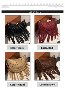 Détail d'un sac besace bohème à franges et rivets métalliques disponible en quatre couleurs