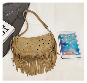 Comparaison de taille du sac besace en daim kaki montrant sa capacité avec un iPad
