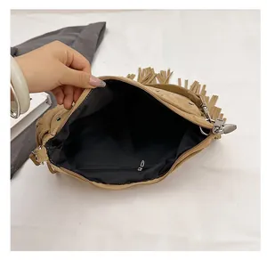 Détail de l'intérieur du sac besace en daim marron avec franges et poche zippée interne