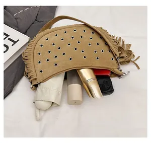 Capacité interne du sac selle en daim kaki avec téléphone, cosmétiques et parapluie
