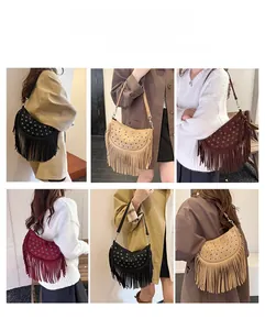 Détail du sac besace bohème à franges et œillets métalliques en plusieurs couleurs