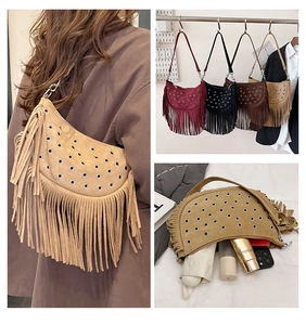Collage de sacs besace bohème à franges montrant quatre coloris et l'espace interne