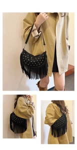 Détails de sac besace noir en daim avec œillets métalliques et franges bohèmes