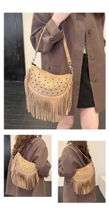 Détails du sac besace bohème avec œillets métalliques argentés et longues franges