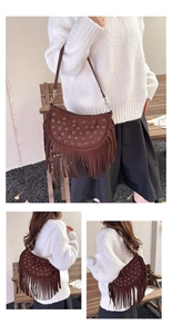 Détails du sac besace en daim marron avec franges vintage et œillets métalliques