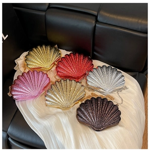 Présentation de sacs de soirée en forme de coquillage en six coloris avec finition pailletée