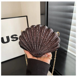 Détail du sac de soirée en acrylique marron foncé en forme de coquille et texture nacrée