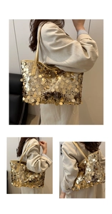 Dettaglio borsa tote con grandi paillettes dorate e manici in ecopelle metallizzata