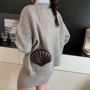 Sac bandoulière élégant en acrylique bronze en forme de coquillage avec chaîne dorée