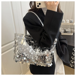 Dettaglio della trama di paillettes argento su una grande borsa tote con manici
