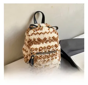 Detailansicht des Plüschrucksacks mit Leopardenmuster, schwarzen Riemen und goldenem Reißverschluss