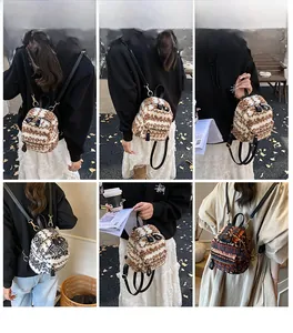 Mini sac à dos en peluche à motifs géométriques présenté dans divers styles extérieurs