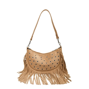 Sacoche marron en daim avec franges et rivets métalliques sur fond blanc