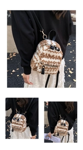Détail d'un mini sac à dos en peluche léopard avec lanières en cuir noir et zip doré