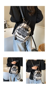 Détail d'un mini sac à dos en polaire avec motif ethnique géométrique et fermetures dorées