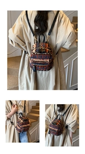 Détail d'un mini sac à dos en peluche à motif géométrique avec des lanières en cuir noir