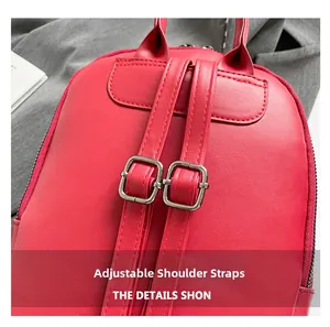 Détail du sac à dos en cuir PU rouge avec bretelles réglables et boucles en argent