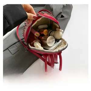Vue intérieure du sac à dos rouge à rivets montrant sa grande capacité de rangement