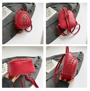 Vue détaillée sur quatre angles du mini sac à dos rouge à rivets et croix gothique