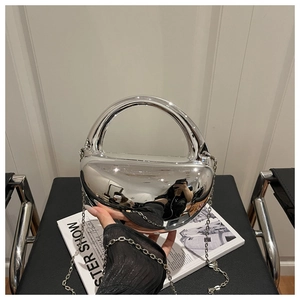 Gros plan d'une pochette en acrylique miroir argenté au design géométrique sculpté