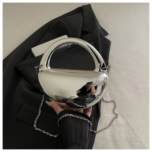 Détails du sac de soirée argenté effet miroir avec bandoulière chaîne métallique