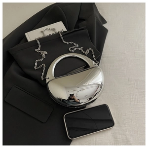 Détail du sac demi-lune argenté effet miroir avec poignée et chaîne en métal