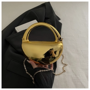 Vue détaillée du sac de soirée doré effet miroir avec poignée ronde et bandoulière
