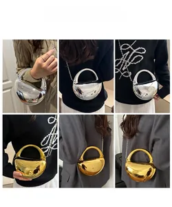 Collage du sac de soirée métallique en or et argent montrant le porté main et le porté épaule
