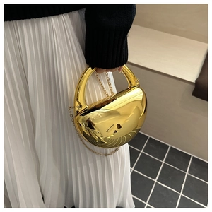 Sac boîte en acrylique doré poli effet miroir avec élégante bandoulière chaîne dorée
