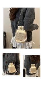 Détails du sac seau tissé crème avec poignée en perles et bandoulière en chaîne métal