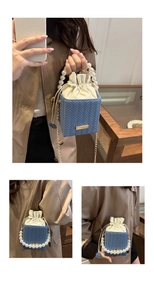 Vue détaillée du sac boîte bleu tressé avec poignée en perles et chaîne dorée