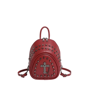Sac à dos gothique rouge en similicuir avec rivets argentés et pendentif croix femme