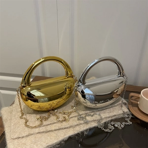 Sac à main ovale chic en métal doré et argenté avec bandoulière chaîne élégante
