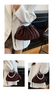 Détail du sac seau plissé marron foncé avec poignée en perles et bandoulière chaîne