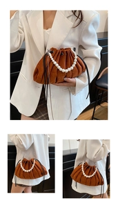 Détail du sac nuage marron caramel avec une élégante poignée en perles de nacre