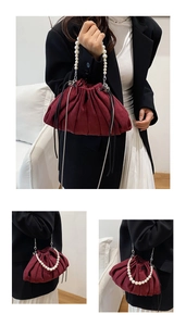 Détail du sac seau bordeaux plissé avec poignée en perles et bandoulière en chaîne