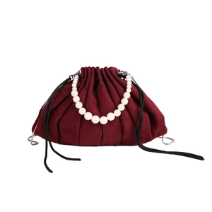 Sac seau en velours bordeaux avec poignée en perles élégante et bandoulière en chaîne fine