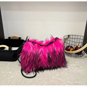 Détail d'un sac bandoulière en fausse fourrure avec texture peluche dégradée rose et noire