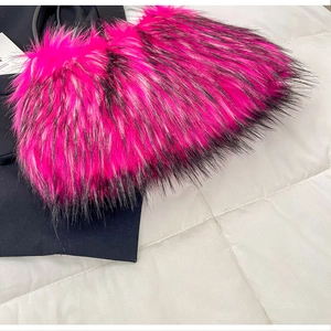 Détail macro de la texture en fausse fourrure magenta et noire pour sac à bandoulière chic