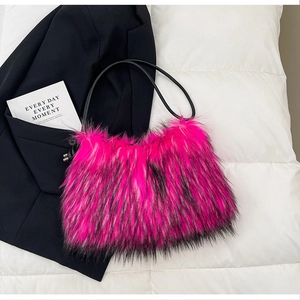 Détail du sac à bandoulière en fausse fourrure rose vif avec une texture douce et fine