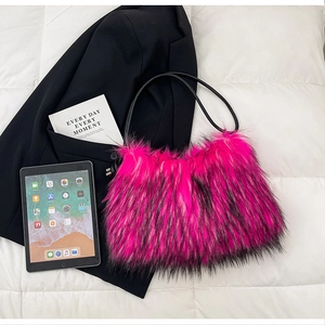 Gros plan sur la texture en fausse fourrure rose et noire du sac à bandoulière