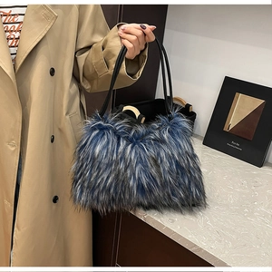 Détail d'un grand cabas en fausse fourrure bleu foncé et gris avec fines anses en cuir noir
