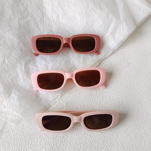 Trois paires de lunettes de soleil vintage rectangulaires pour enfants en tons roses mats