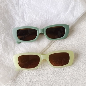 Lunettes de soleil vintage enfant rectangulaires en vert menthe et jaune crème mat