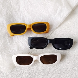Trois paires de lunettes de soleil vintage carrées pour enfants en jaune, noir et blanc