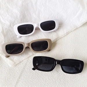 Lunettes de soleil vintage rectangulaires pour enfants en blanc, marron et noir chic