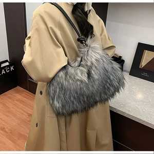 Détail du sac à bandoulière en fausse fourrure grise avec bandoulière à nœud noir