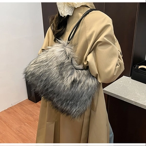 Détail de la texture en fausse fourrure d'un grand sac bandoulière aux poils gris